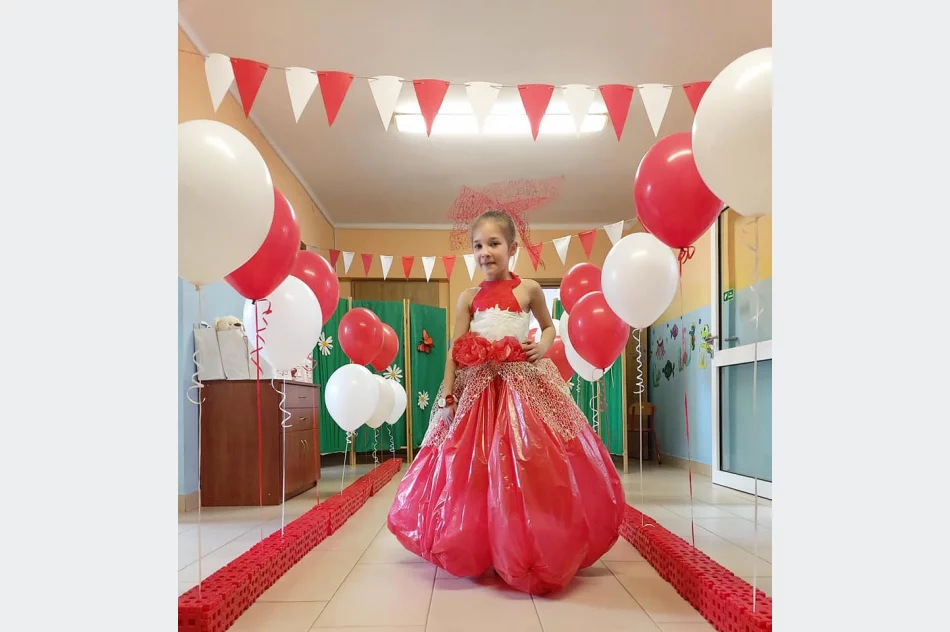 Pokaz mody patriotycznej z elementami EKO w Miejskim Przedszkolu Nr 1 w Limanowej - zdjęcie 12