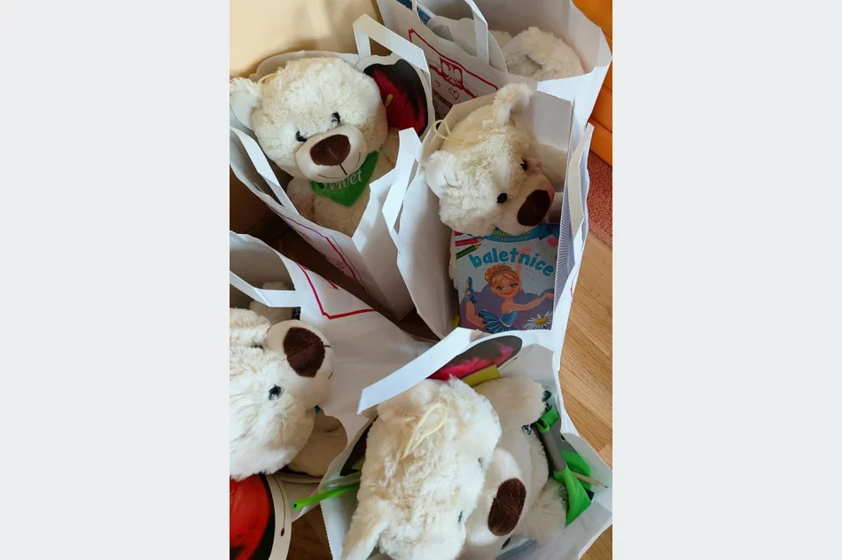 Pokaz mody patriotycznej z elementami EKO w Miejskim Przedszkolu Nr 1 w Limanowej - zdjęcie 13