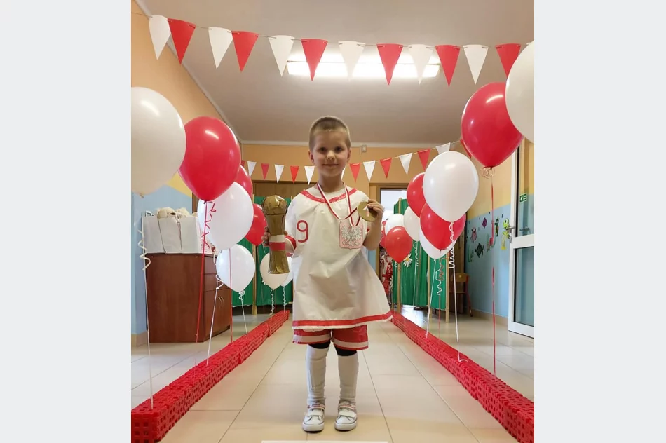 Pokaz mody patriotycznej z elementami EKO w Miejskim Przedszkolu Nr 1 w Limanowej - zdjęcie 14