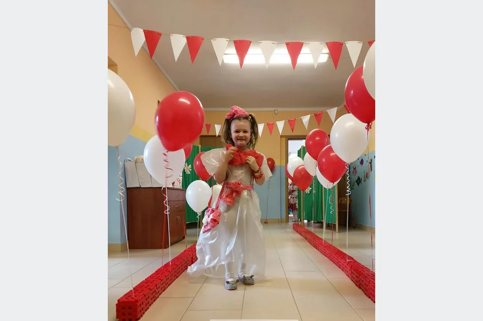 Pokaz mody patriotycznej z elementami EKO w Miejskim Przedszkolu Nr 1 w Limanowej - zdjęcie 15