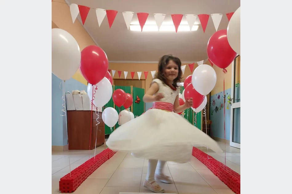 Pokaz mody patriotycznej z elementami EKO w Miejskim Przedszkolu Nr 1 w Limanowej - zdjęcie 16