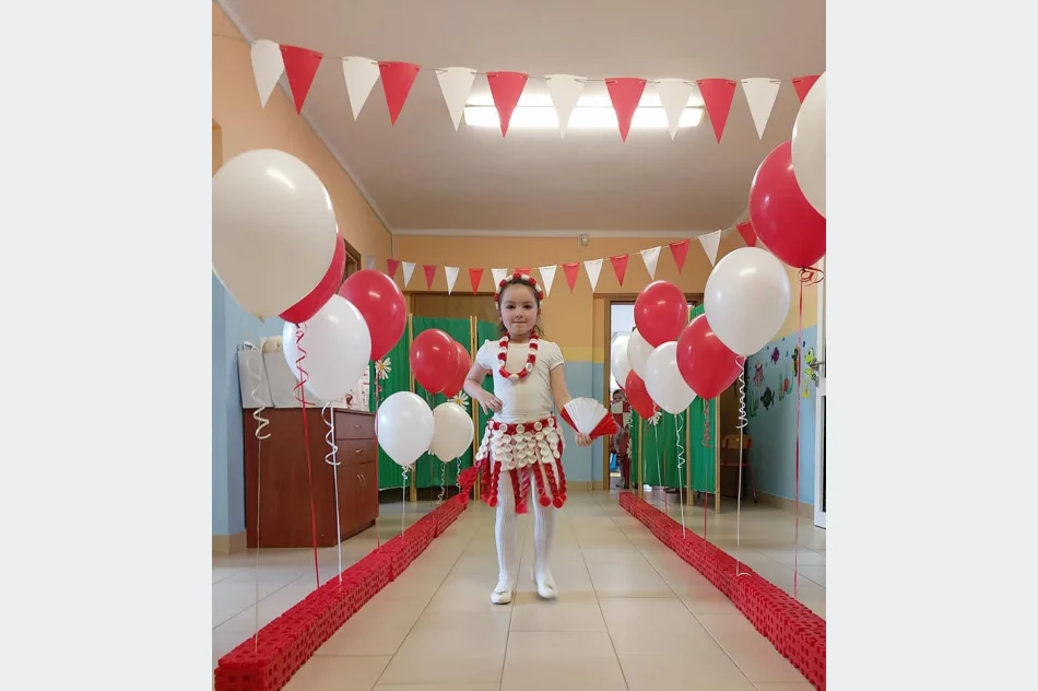 Pokaz mody patriotycznej z elementami EKO w Miejskim Przedszkolu Nr 1 w Limanowej - zdjęcie 17