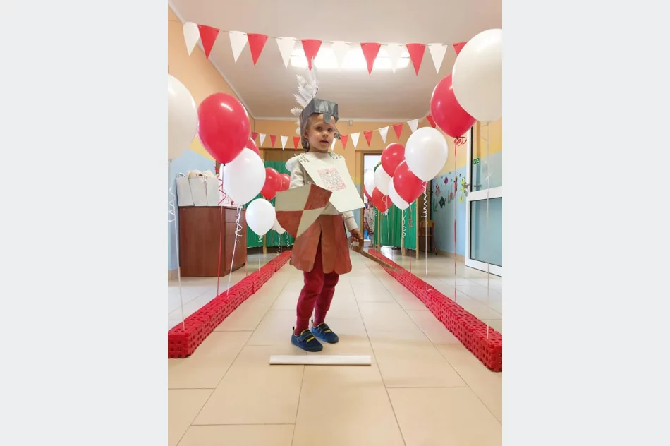 Pokaz mody patriotycznej z elementami EKO w Miejskim Przedszkolu Nr 1 w Limanowej - zdjęcie 18