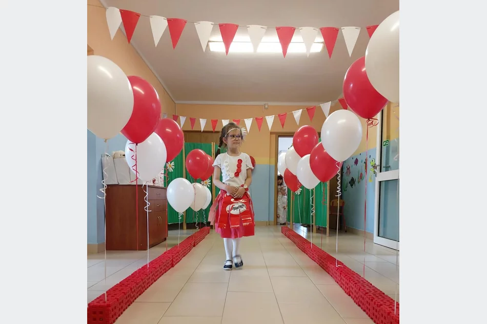 Pokaz mody patriotycznej z elementami EKO w Miejskim Przedszkolu Nr 1 w Limanowej - zdjęcie 19