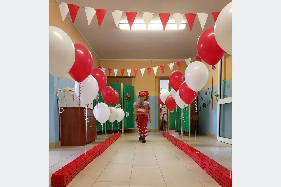 Pokaz mody patriotycznej z elementami EKO w Miejskim Przedszkolu Nr 1 w Limanowej - zdjęcie 20