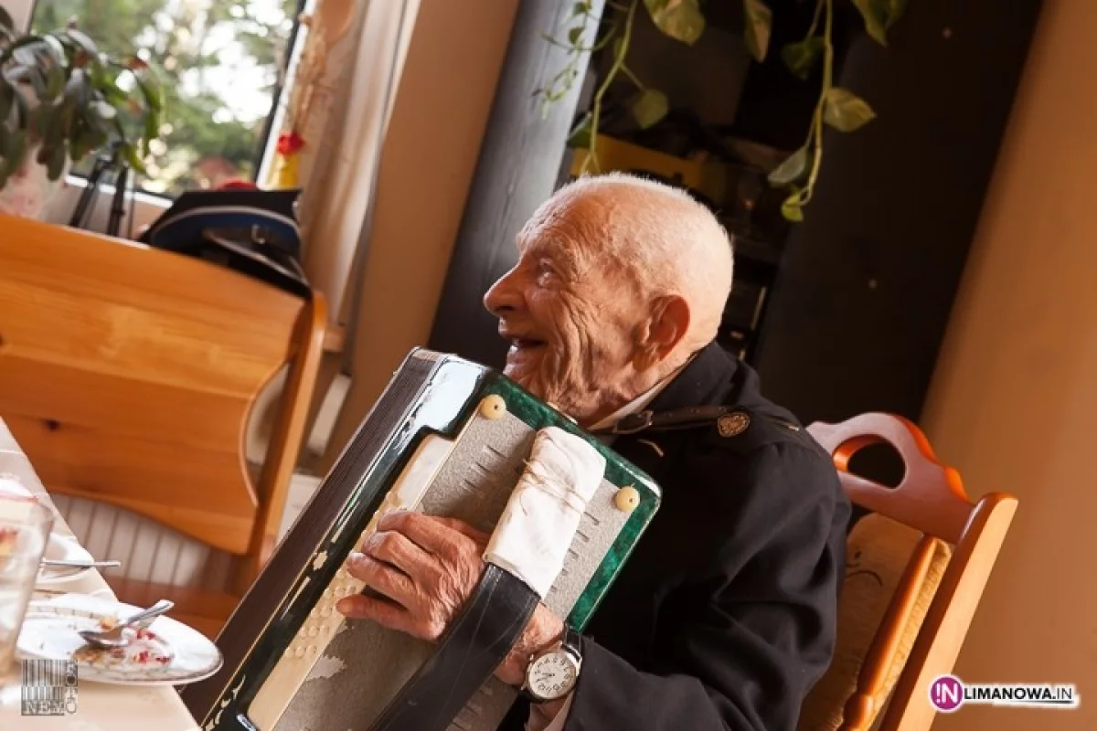 Szczepan Kocęba ma 107 lat! Zobacz jak gra na harmonii