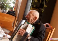Szczepan Kocęba ma 107 lat! Zobacz jak gra na harmonii - zdjęcie główne