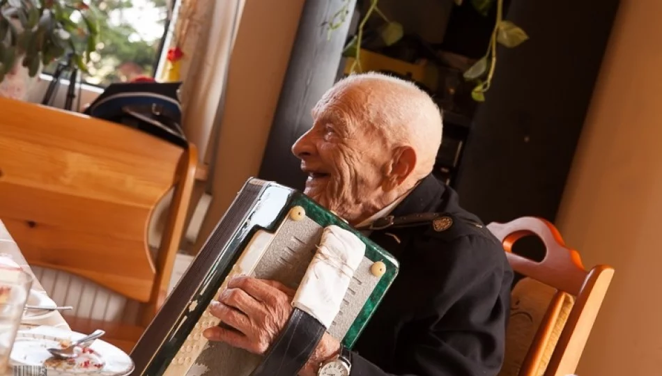Szczepan Kocęba ma 107 lat! Zobacz jak gra na harmonii - zdjęcie 1
