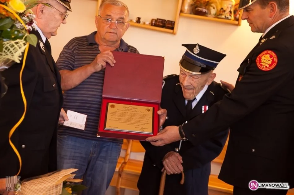 Szczepan Kocęba ma 107 lat! Zobacz jak gra na harmonii - zdjęcie 2