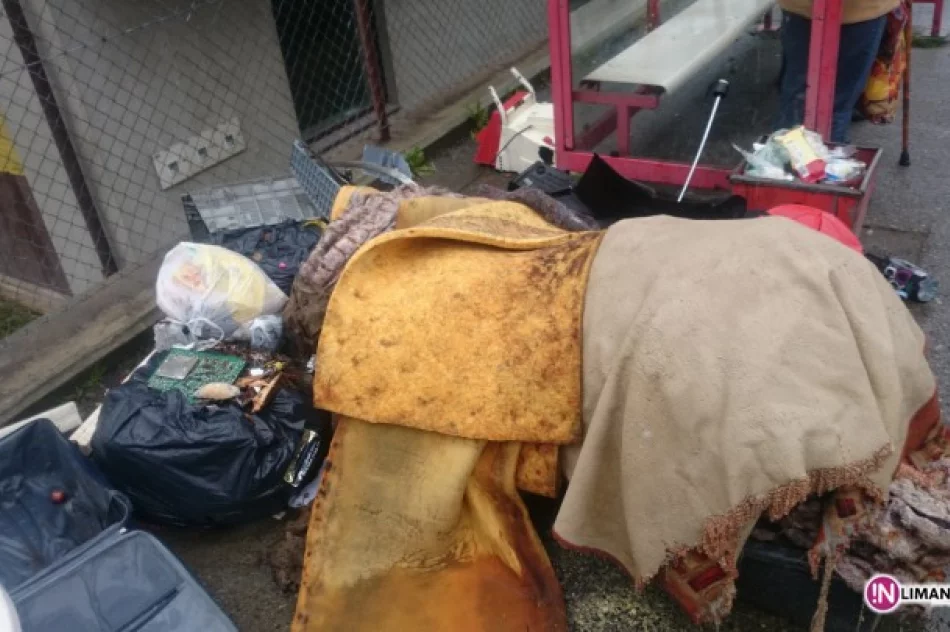 Przystanek tonie w stercie śmieci - zdjęcie 2