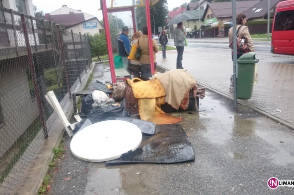 Przystanek tonie w stercie śmieci - zdjęcie 3