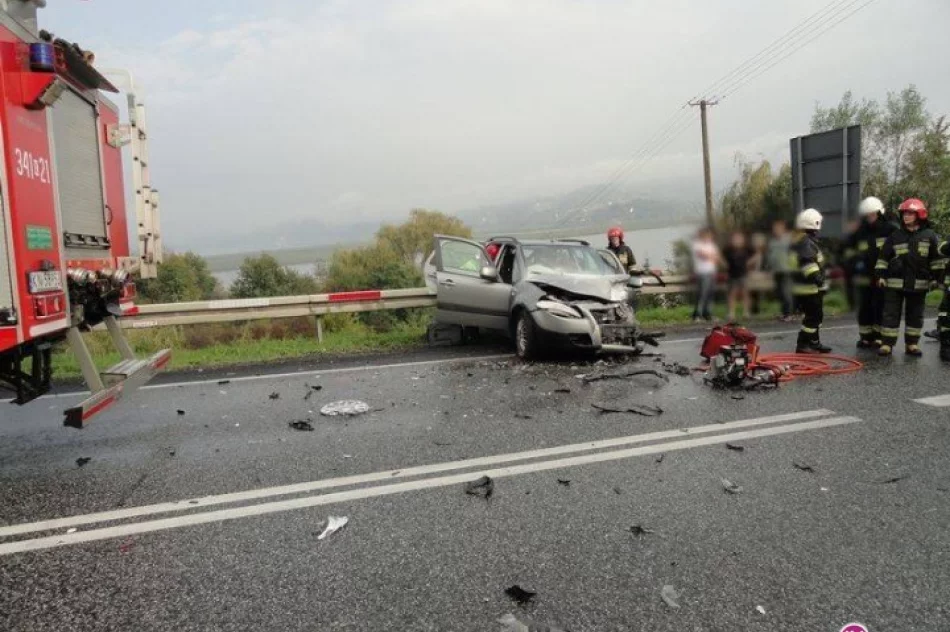 Czołowe zderzenie samochodów - zdjęcie 3