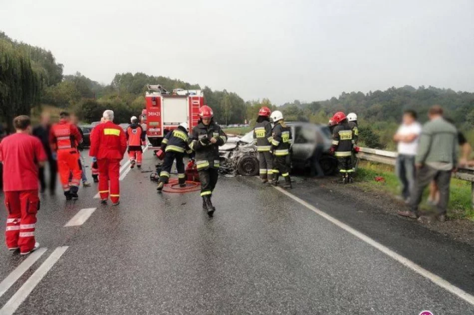 Czołowe zderzenie samochodów - zdjęcie 4