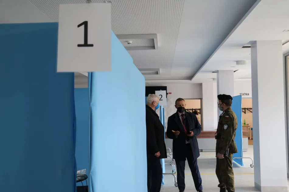 Wizyta Wicewojewody Małopolskiego na okoliczność uruchomienia Powszechnego Punktu Szczepień w LDK - zdjęcie 3