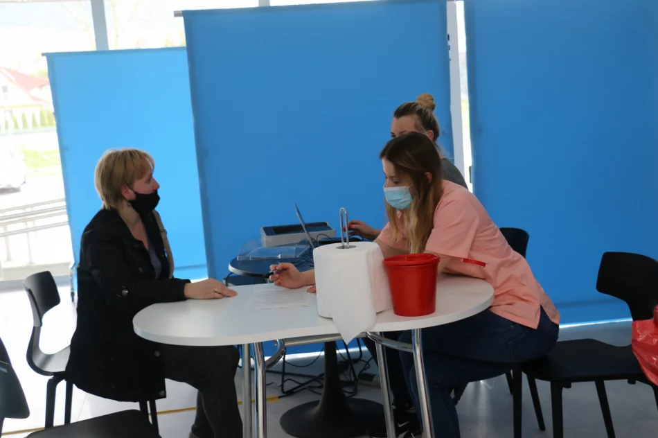 Wizyta Wicewojewody Małopolskiego na okoliczność uruchomienia Powszechnego Punktu Szczepień w LDK - zdjęcie 5