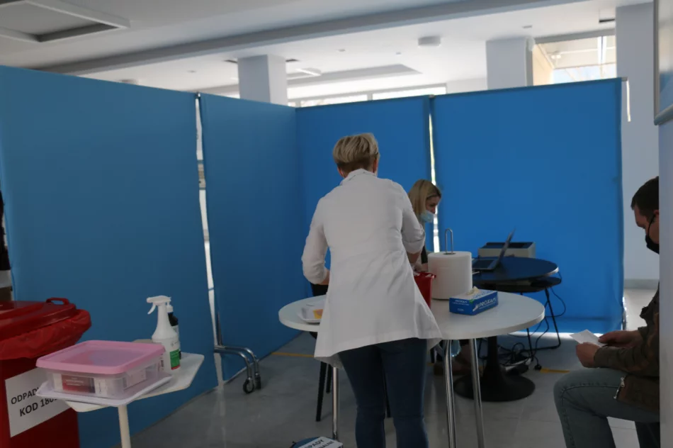 Wizyta Wicewojewody Małopolskiego na okoliczność uruchomienia Powszechnego Punktu Szczepień w LDK - zdjęcie 6