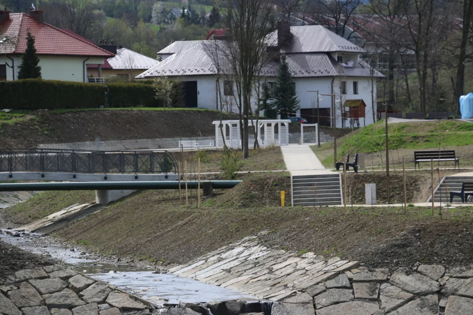 Częściowy odbiór inwestycji w Parku Miejskim oraz w okolicy Potoku Jabłonieckiego - zdjęcie 12
