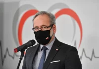 Dziś ponad 4700 nowych zakażeń. Obowiązek szczepień w Polsce? "Na razie nie rozważamy". Kolejne roczniki mogą rezerwować szczepienie - zdjęcie główne