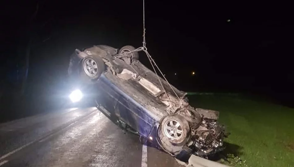 Groźnie wyglądające zdarzenie - samochód dachował w korycie potoku - zdjęcie 1