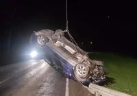 Groźnie wyglądające zdarzenie - samochód dachował w korycie potoku - zdjęcie główne