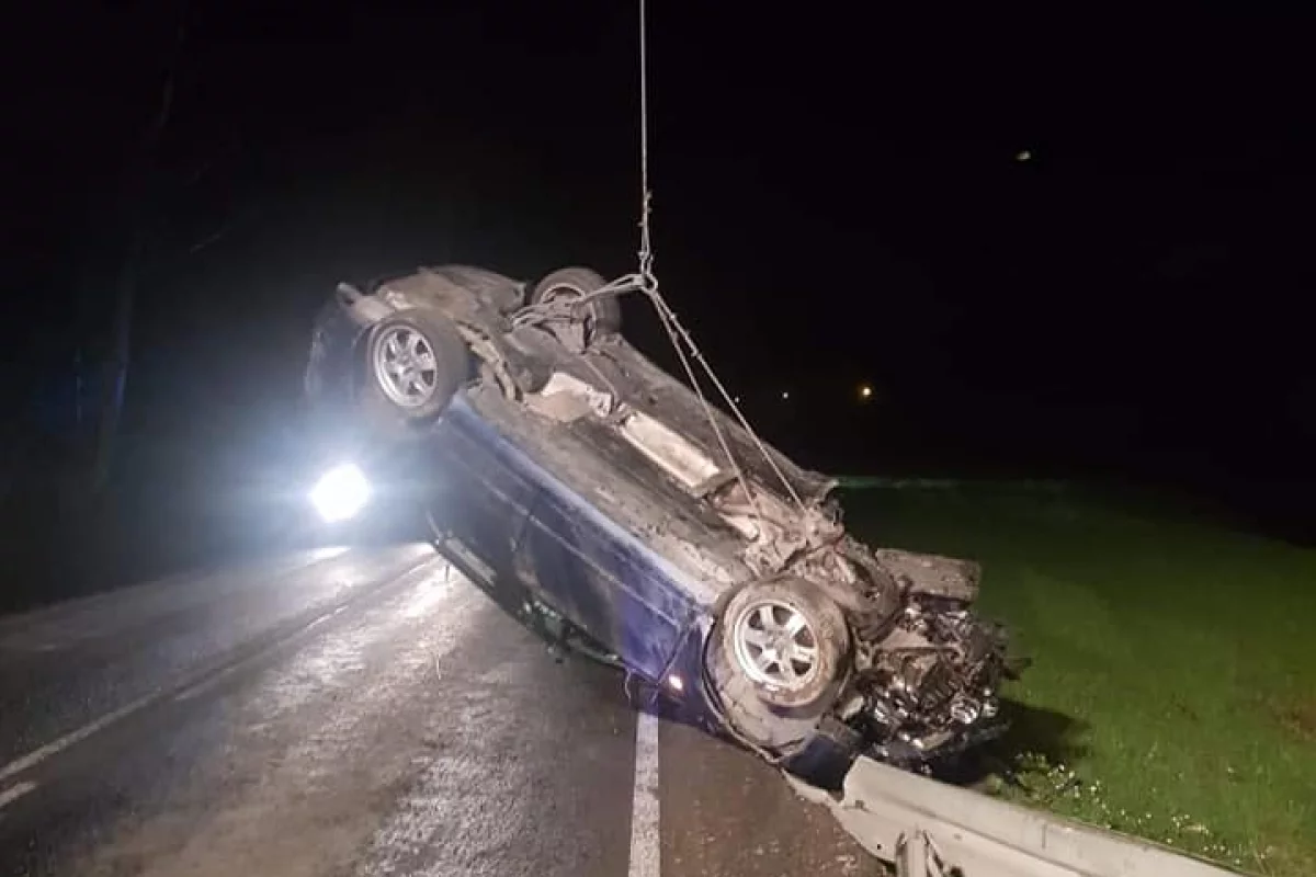 Groźnie wyglądające zdarzenie - samochód dachował w korycie potoku