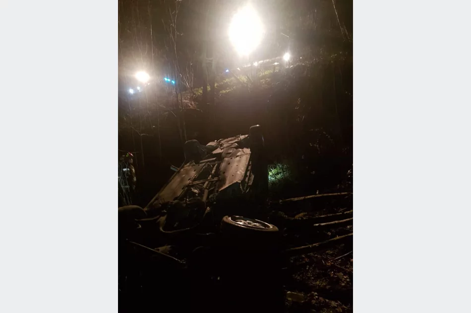 Groźnie wyglądające zdarzenie - samochód dachował w korycie potoku - zdjęcie 2