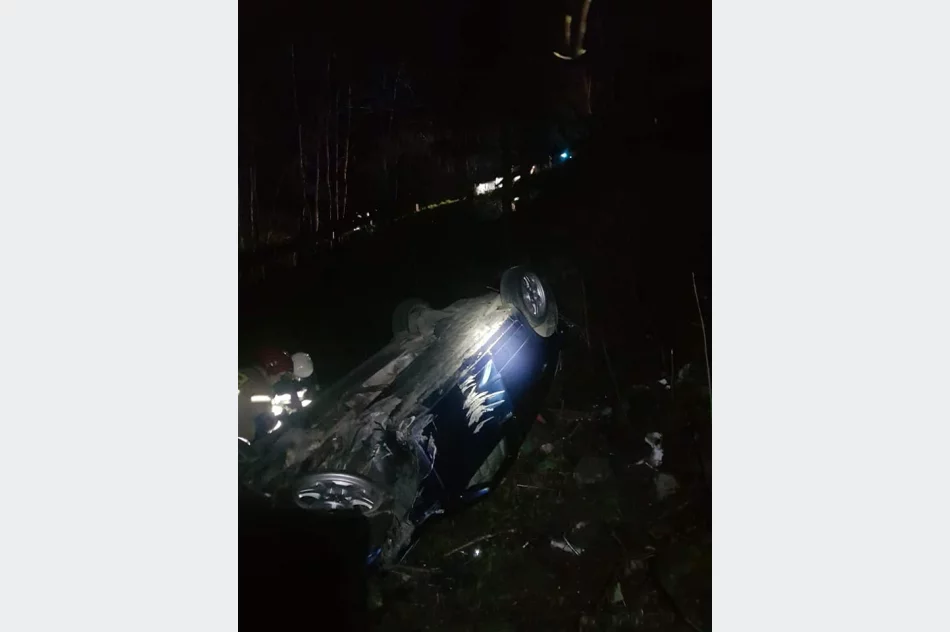 Groźnie wyglądające zdarzenie - samochód dachował w korycie potoku - zdjęcie 3