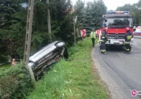 Dachowanie auta - dwie osoby w szpitalu - zdjęcie główne