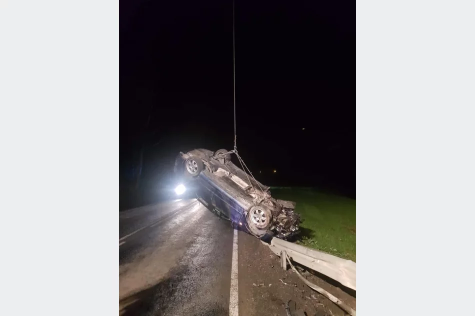 Groźnie wyglądające zdarzenie - samochód dachował w korycie potoku - zdjęcie 4