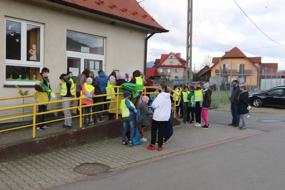 Wiosenne sprzątanie gminy: blisko 200 worków z odpadami - zdjęcie 4