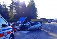 Groźnie wyglądające zderzenie dwóch samochodów i ciężarówki, są ranni - zdjęcie główne