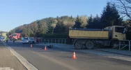 Groźnie wyglądające zderzenie dwóch samochodów i ciężarówki, są ranni - zdjęcie 2
