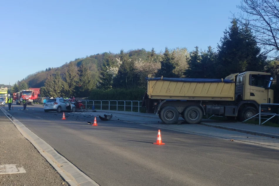 Groźnie wyglądające zderzenie dwóch samochodów i ciężarówki, są ranni - zdjęcie 2