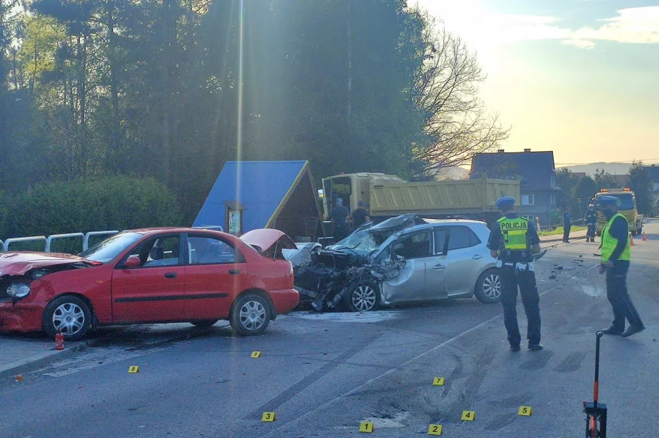 Groźnie wyglądające zderzenie dwóch samochodów i ciężarówki, są ranni - zdjęcie 3
