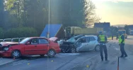 Groźnie wyglądające zderzenie dwóch samochodów i ciężarówki, są ranni - zdjęcie 3
