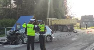 Groźnie wyglądające zderzenie dwóch samochodów i ciężarówki, są ranni - zdjęcie 4