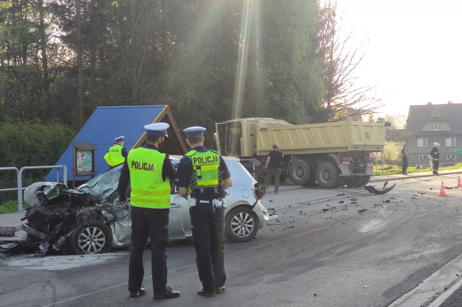 Groźnie wyglądające zderzenie dwóch samochodów i ciężarówki, są ranni - zdjęcie 4