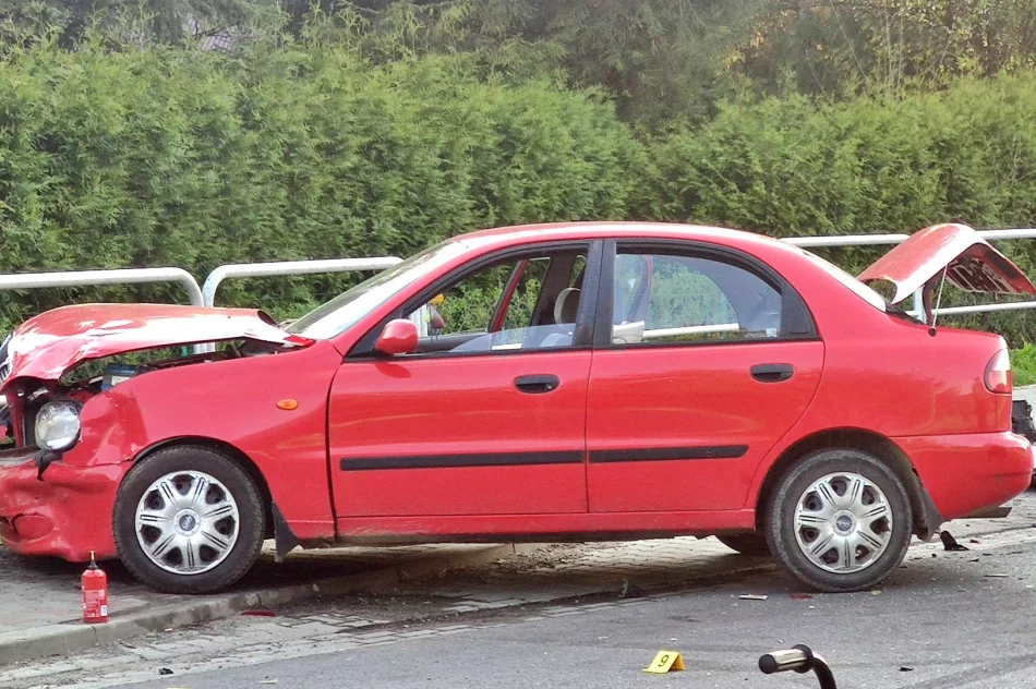 Groźnie wyglądające zderzenie dwóch samochodów i ciężarówki, są ranni - zdjęcie 5