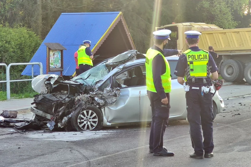 Groźnie wyglądające zderzenie dwóch samochodów i ciężarówki, są ranni - zdjęcie 6