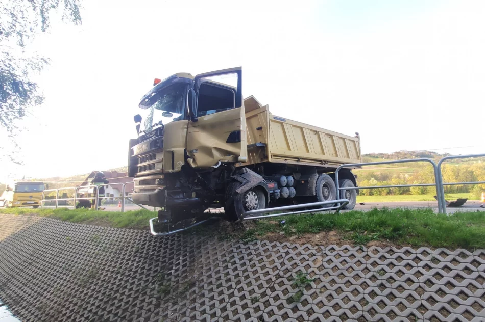 Groźnie wyglądające zderzenie dwóch samochodów i ciężarówki, są ranni - zdjęcie 7