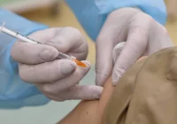 Dzisiejsze dane MZ: zmarły 343 osoby. Nie będzie przyspieszenia odmrażania gospodarki. Słowacja wstrzymuje szczepienia preparatem AstraZeneca - zdjęcie główne