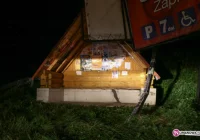Uderzył w przystanek i reklamę. Był pijany? - zdjęcie główne