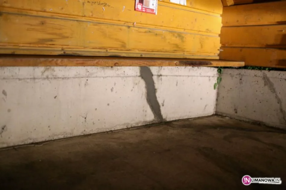 Uderzył w przystanek i reklamę. Był pijany? - zdjęcie 3