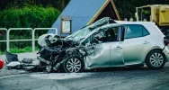 Wymuszenie pierwszeństwa i manewr zakończony czołowym zderzeniem. 43-latek w szpitalu - zdjęcie 2