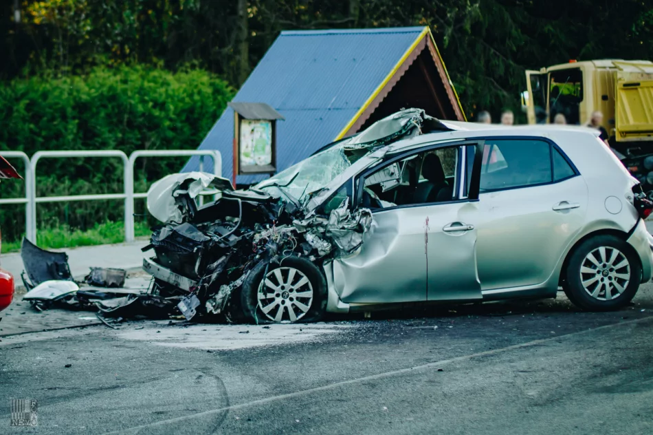 Wymuszenie pierwszeństwa i manewr zakończony czołowym zderzeniem. 43-latek w szpitalu - zdjęcie 2