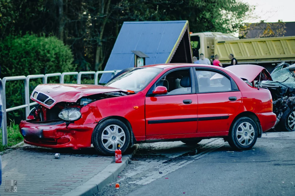 Wymuszenie pierwszeństwa i manewr zakończony czołowym zderzeniem. 43-latek w szpitalu - zdjęcie 3