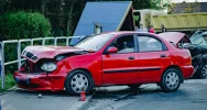 Wymuszenie pierwszeństwa i manewr zakończony czołowym zderzeniem. 43-latek w szpitalu - zdjęcie 3