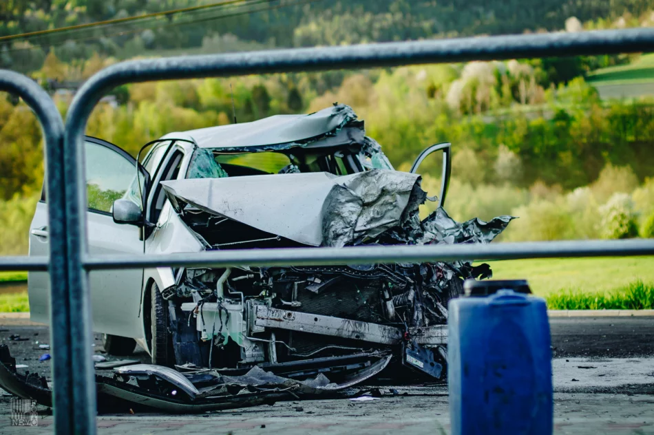 Wymuszenie pierwszeństwa i manewr zakończony czołowym zderzeniem. 43-latek w szpitalu - zdjęcie 5