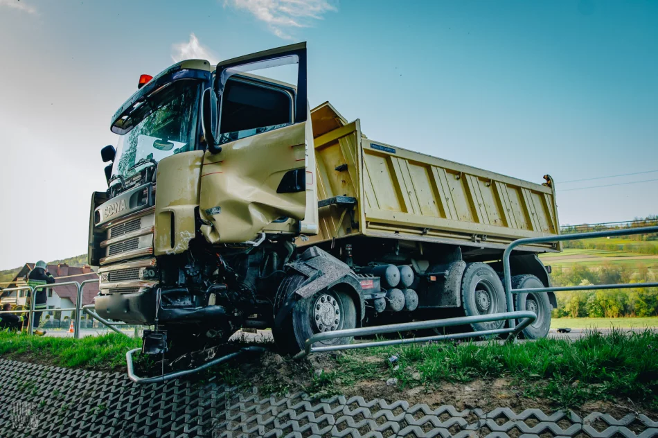 Wymuszenie pierwszeństwa i manewr zakończony czołowym zderzeniem. 43-latek w szpitalu - zdjęcie 6