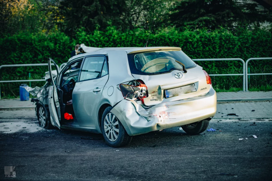 Wymuszenie pierwszeństwa i manewr zakończony czołowym zderzeniem. 43-latek w szpitalu - zdjęcie 7